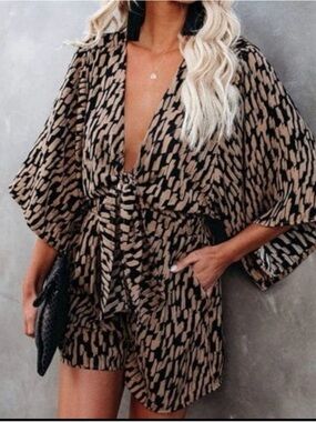 Flawless Tan Black Abstract Print Tie Front Kimono Sleeve Romper‎ Small